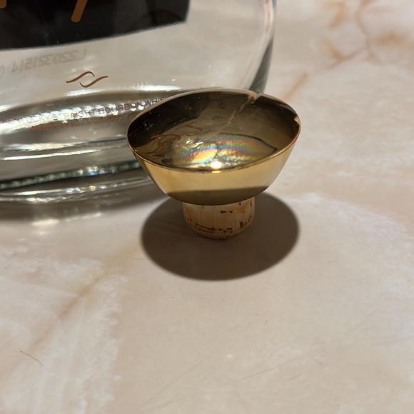 Empty liquor bottles - Picture 5 of 6